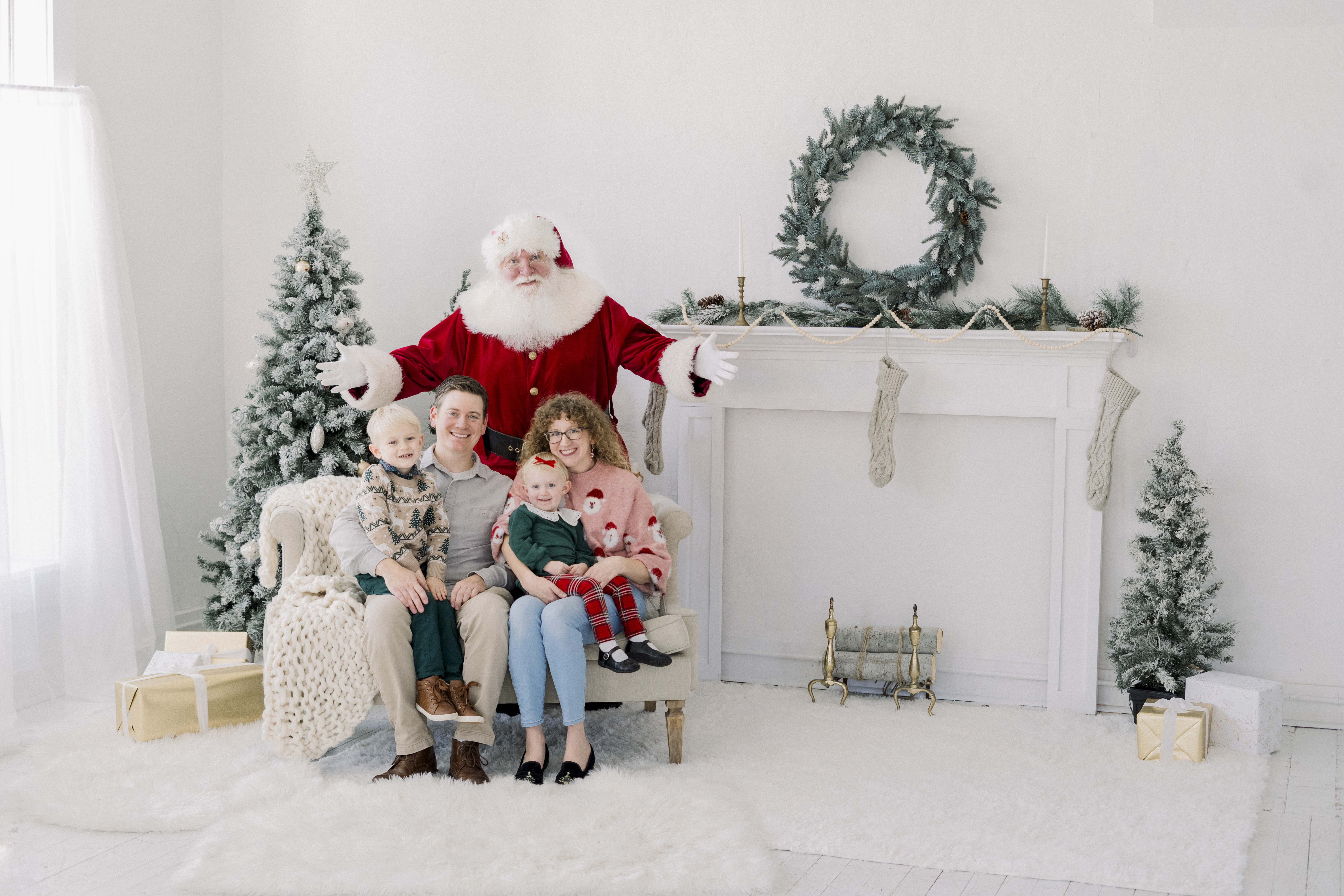 What to Wear to Santa Christmas Sessions 2024